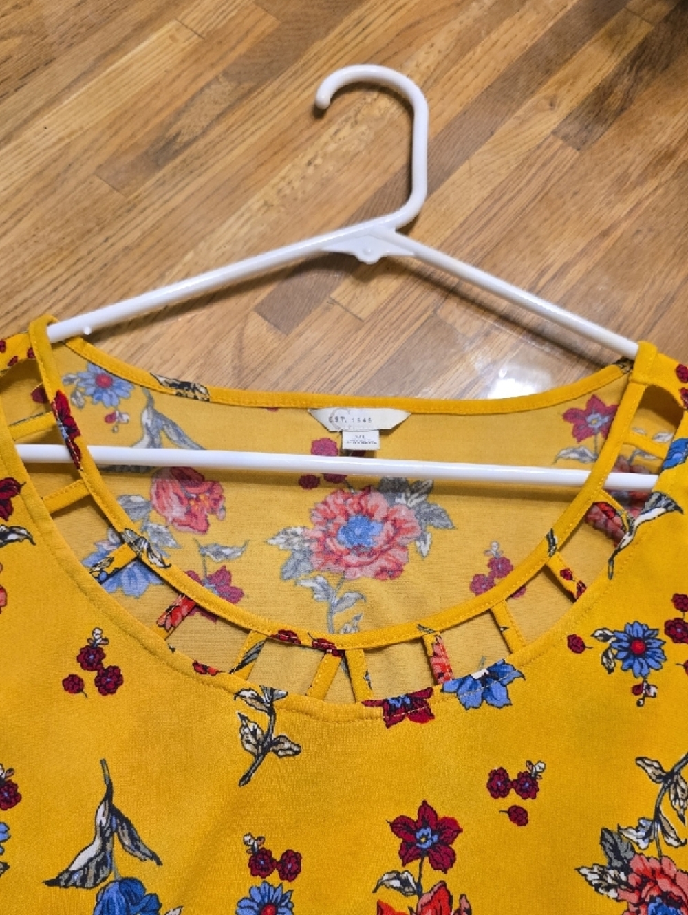 C EST 1946 Women's Yellow Floral Short-Sleeve Blouse - Picture 3 of 5